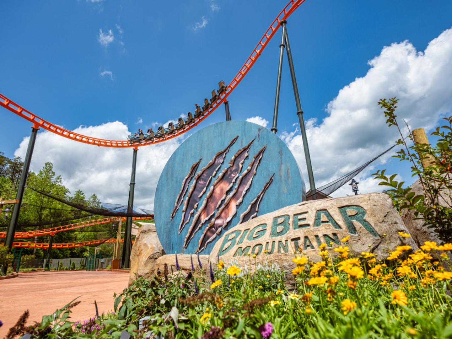 Big Bear Mountain 过山车在田纳西州塞维尔维尔的多莉山上空飞行 Big Bear Mountain 过山车在田纳西州塞维尔维尔的多莉山上空飞行