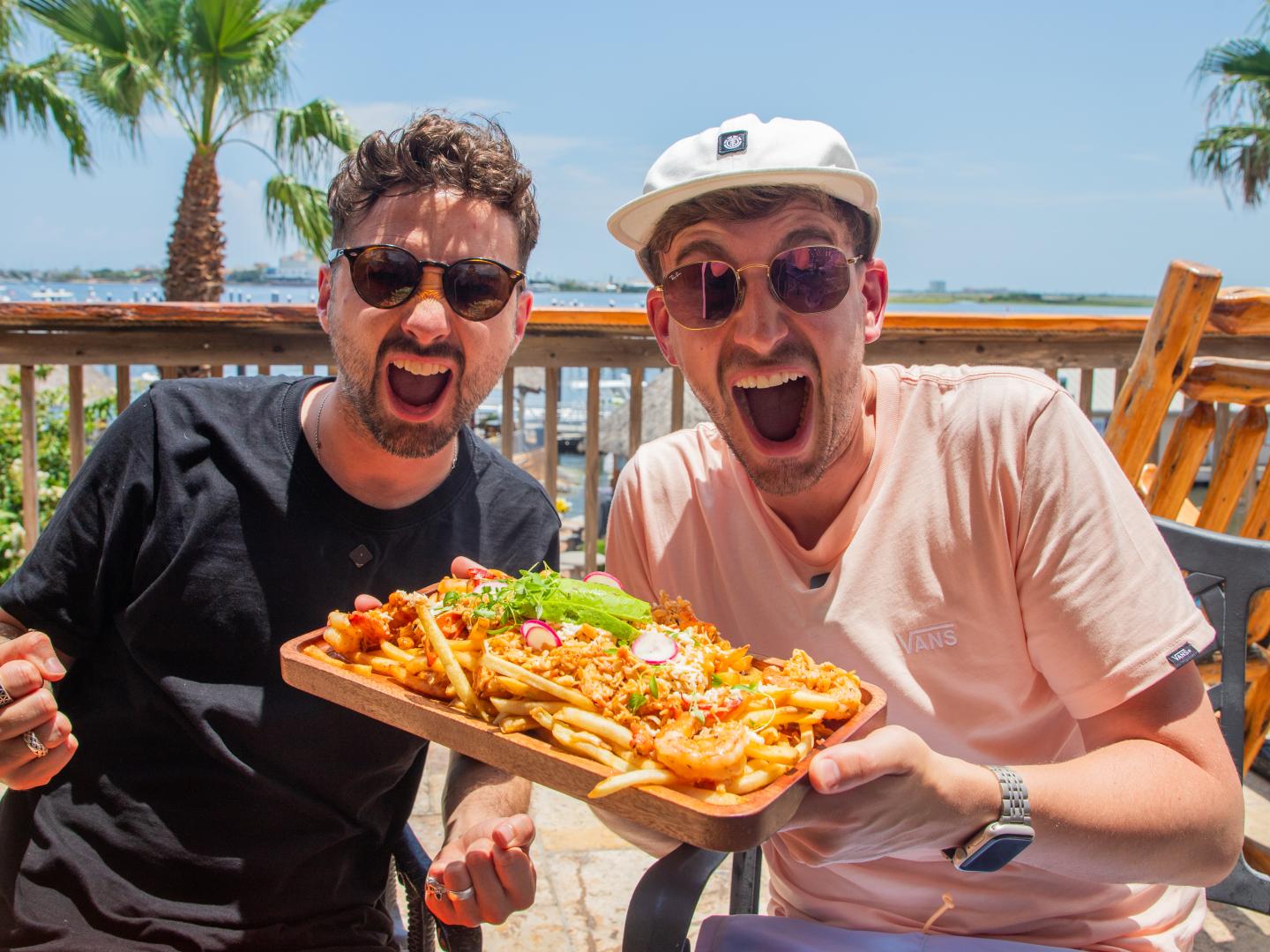 Sorted Food 的朋友们正在德克萨斯州的加尔维斯顿品尝一盘海鲜