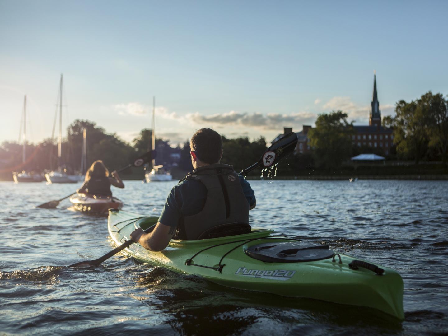 在马里兰州安纳波利斯划独木舟 在马里兰州安纳波利斯划独木舟