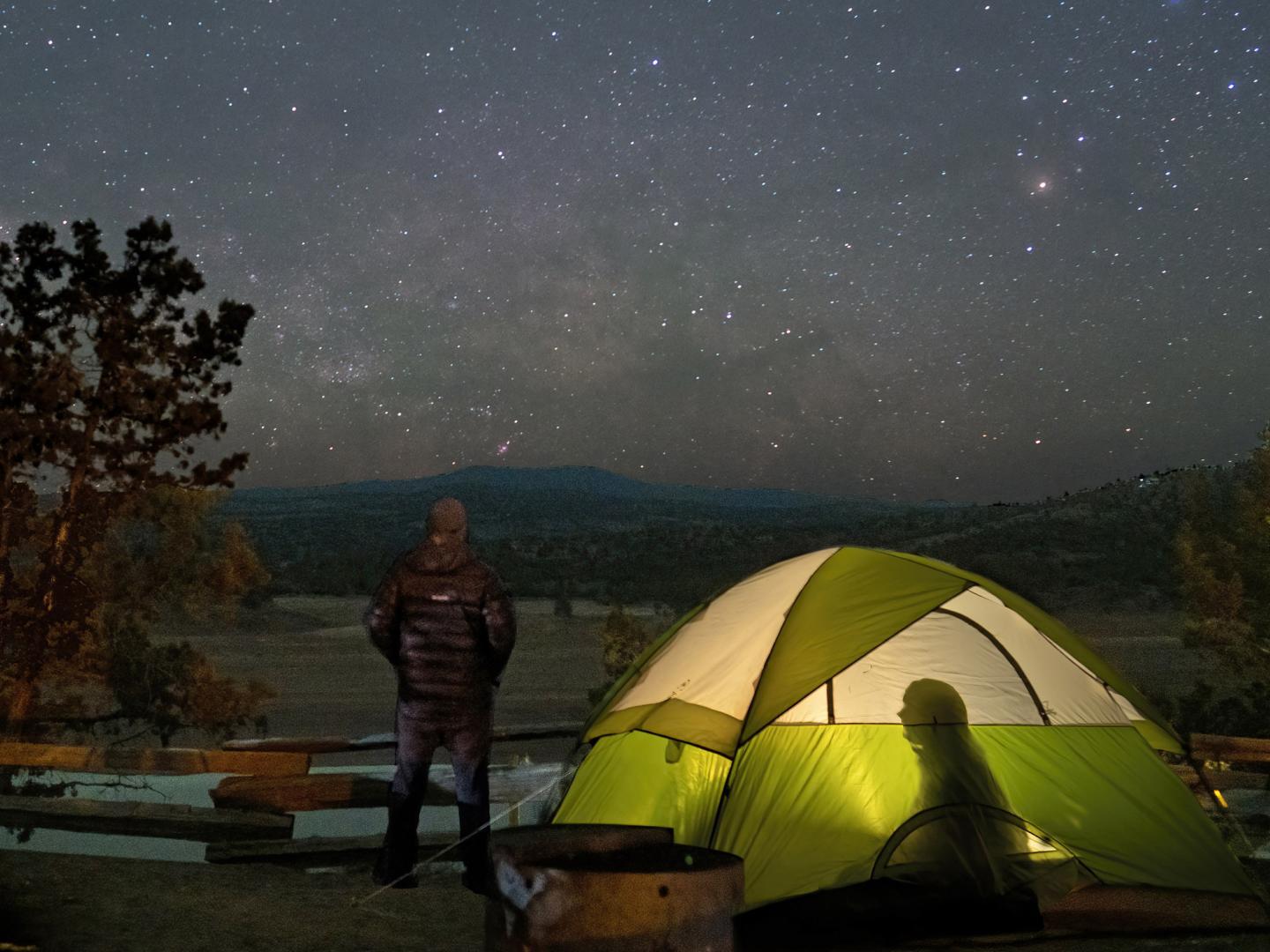 在俄勒冈州普赖恩维尔附近的普赖恩维尔州立公园的星空下露营 在俄勒冈州普赖恩维尔附近的普赖恩维尔州立公园的星空下露营