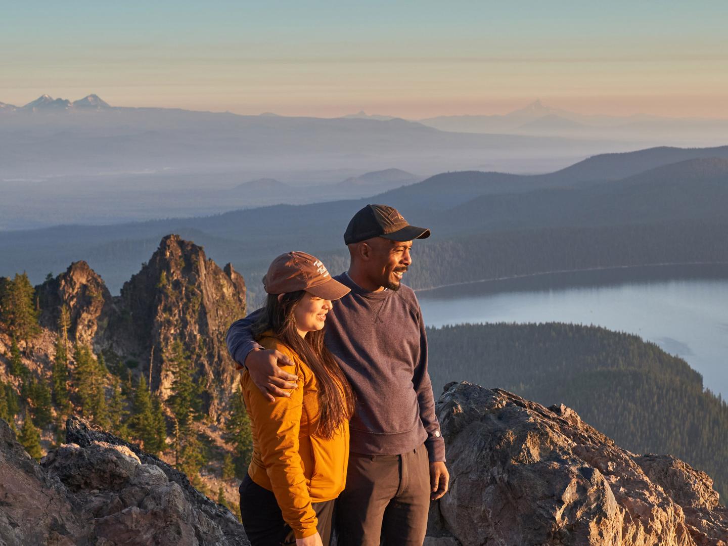 俄勒冈州本德附近纽贝里国家火山纪念地的宝琳娜峰 俄勒冈州本德附近纽贝里国家火山纪念地的宝琳娜峰