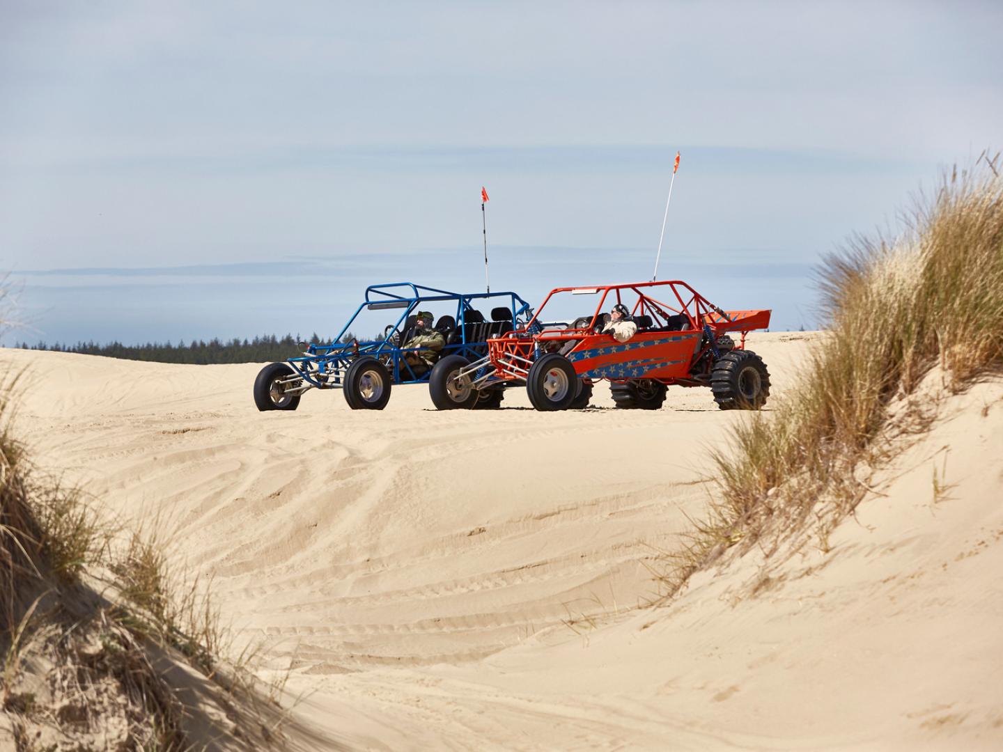 乘坐沙漠越野车游览俄勒冈州北本德附近的俄勒冈沙丘国家休闲区 乘坐沙漠越野车游览俄勒冈州北本德附近的俄勒冈沙丘国家休闲区