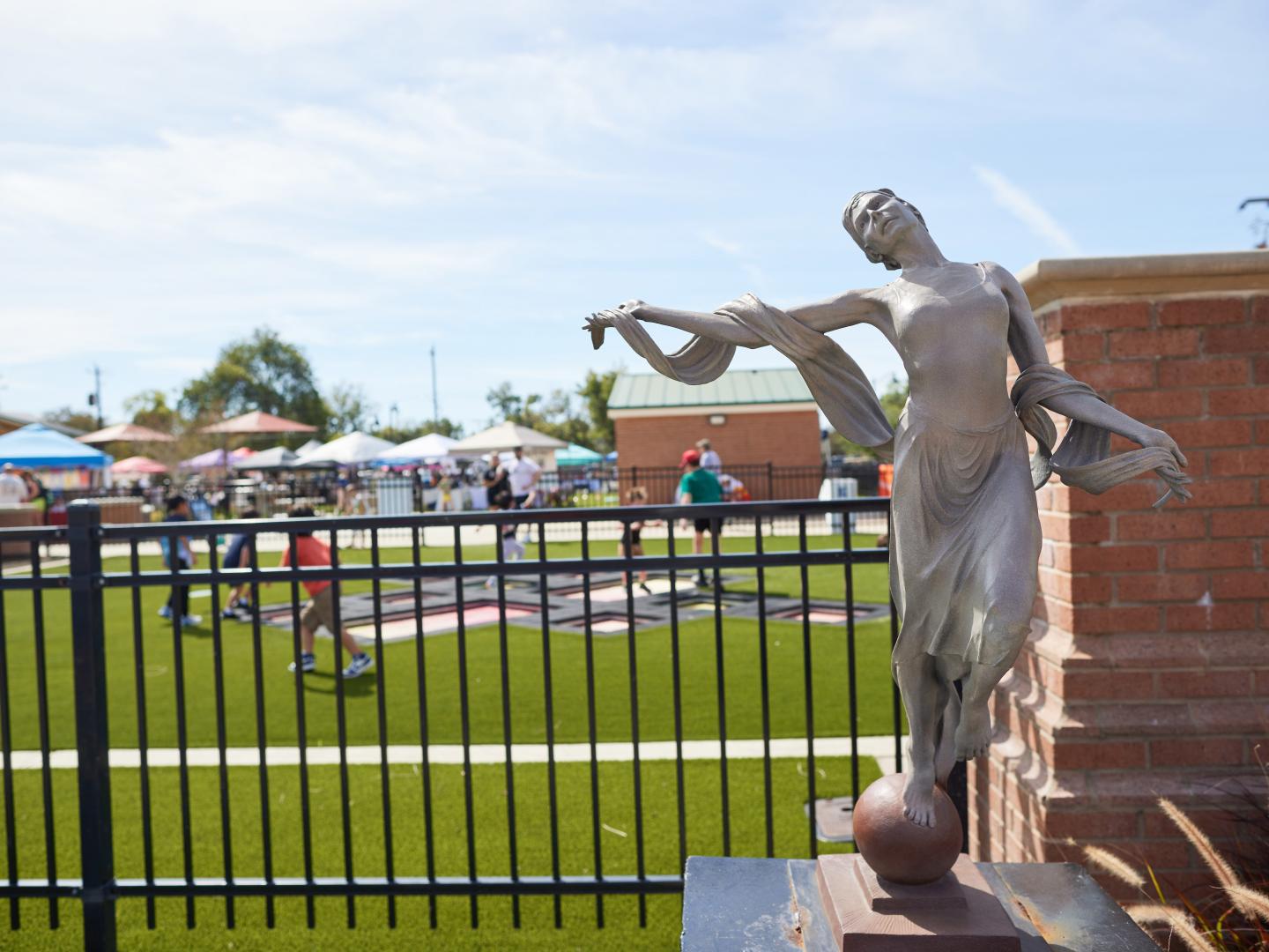 德克萨斯州贝敦雕塑小径上的一座优雅雕塑