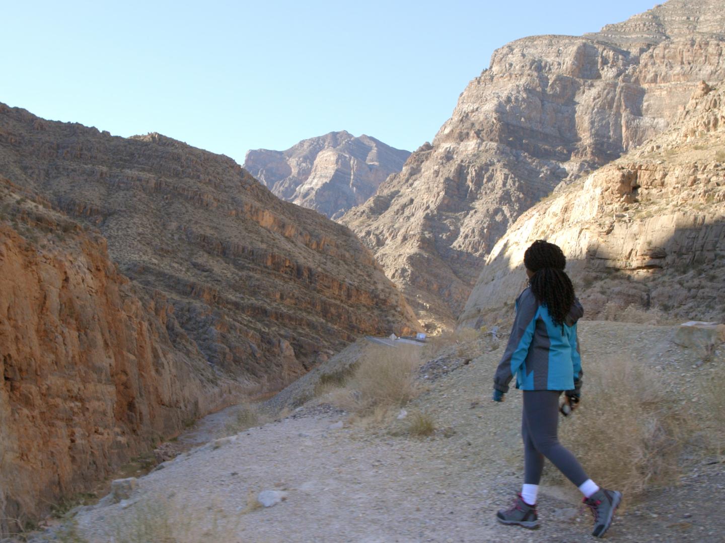 GoUSA TV 节目《走出小镇》(Get Out of Town) 的主持人 Oneika Raymond 探索内华达州拉斯维加斯附近的山峦