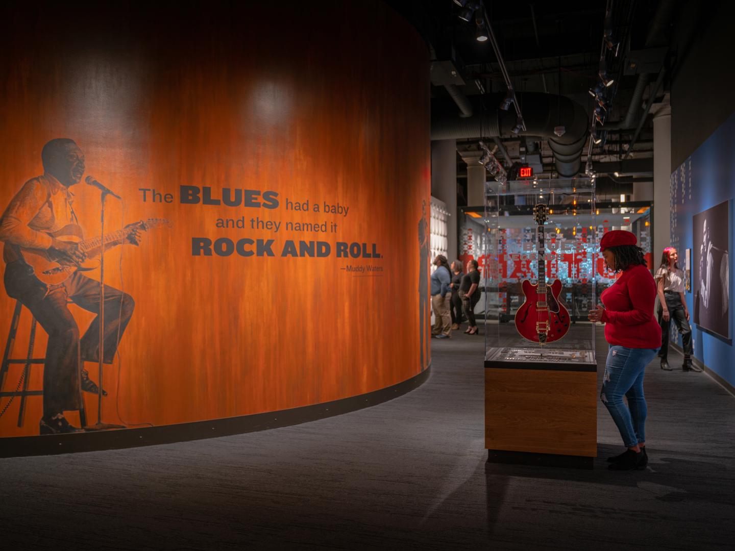 在密苏里州圣路易斯国家蓝调音乐博物馆内欣赏展品
