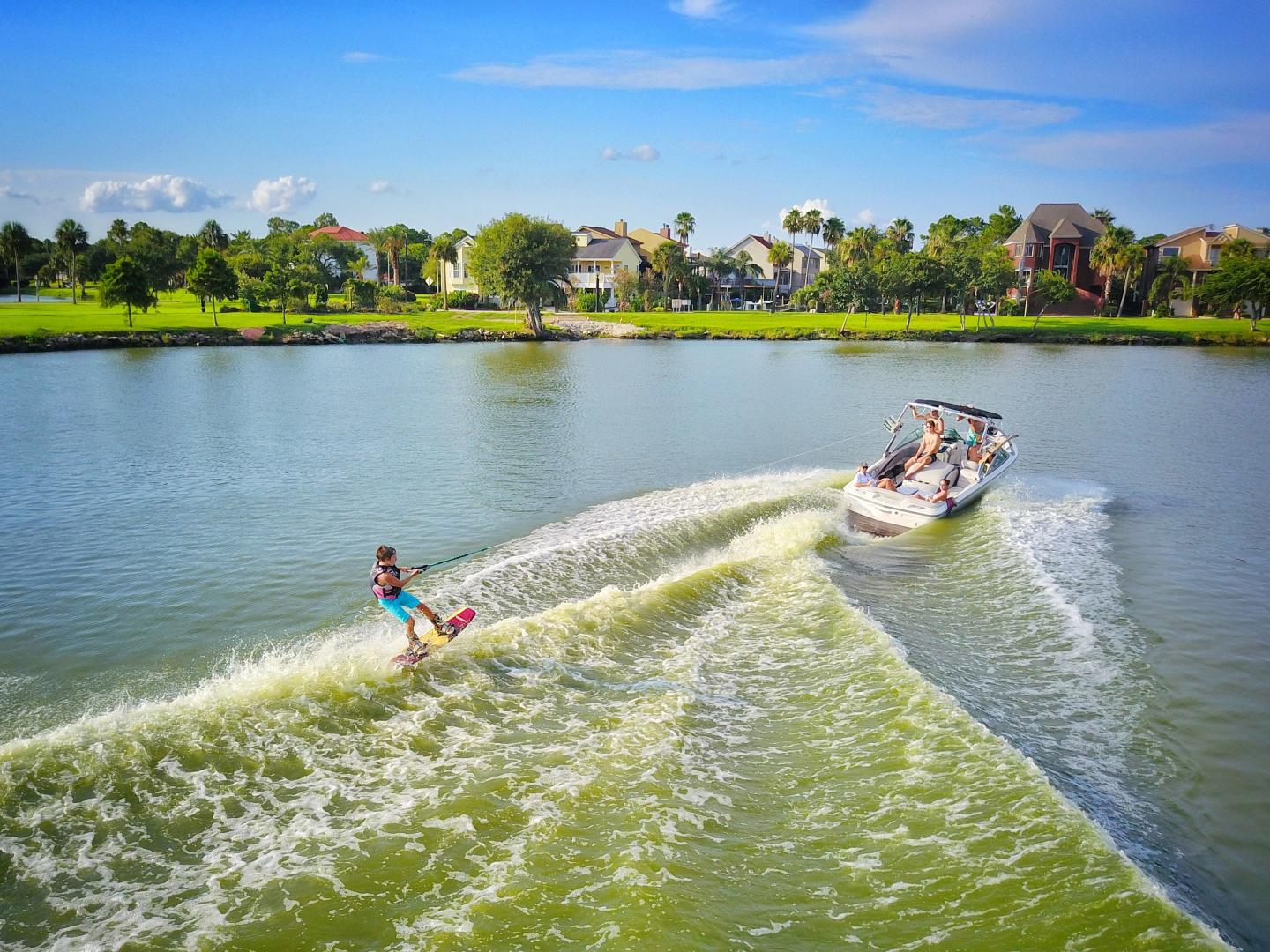 在德克萨斯州拿骚湾的拿骚湾公园激情滑水