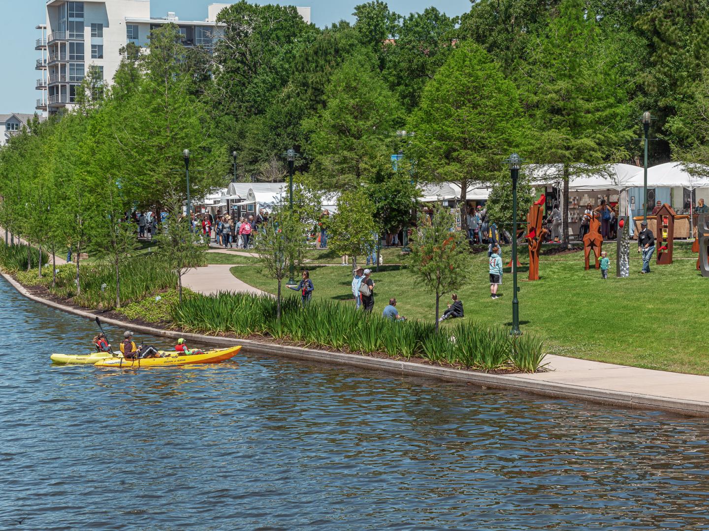 德克萨斯州伍德兰的伍德兰水道沿岸热闹非凡