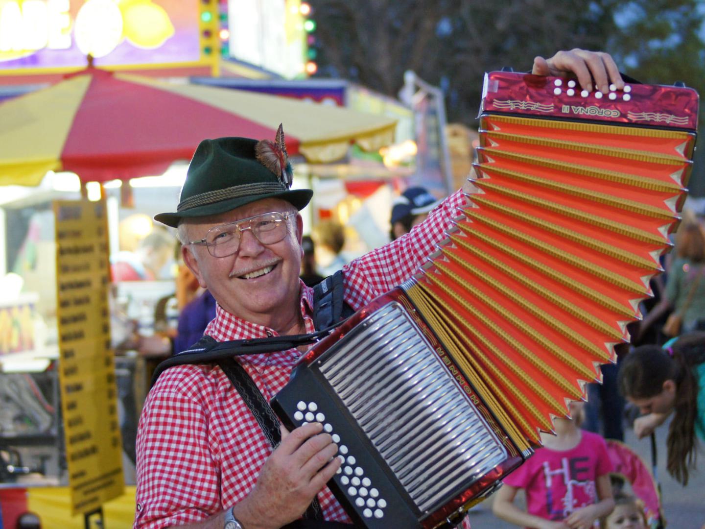 一名手风琴演奏家在德克萨斯州汤博尔的德国音乐节上动情表演
