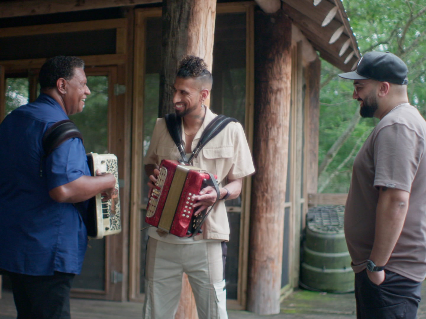 GoUSA TV 节目 American Beats 的主持人路易斯安那州拉斐特的一位音乐家进行交流