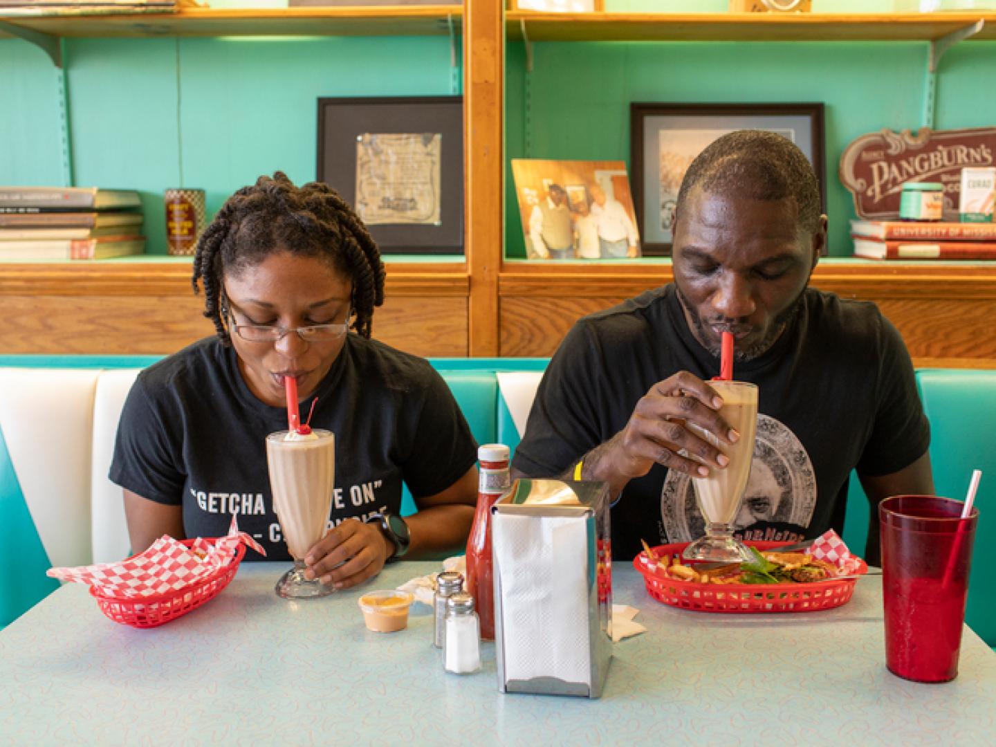 在密西西比州杰克逊 Brent’s Drugs 药店的冷饮柜台旁享用奶昔和经典晚餐