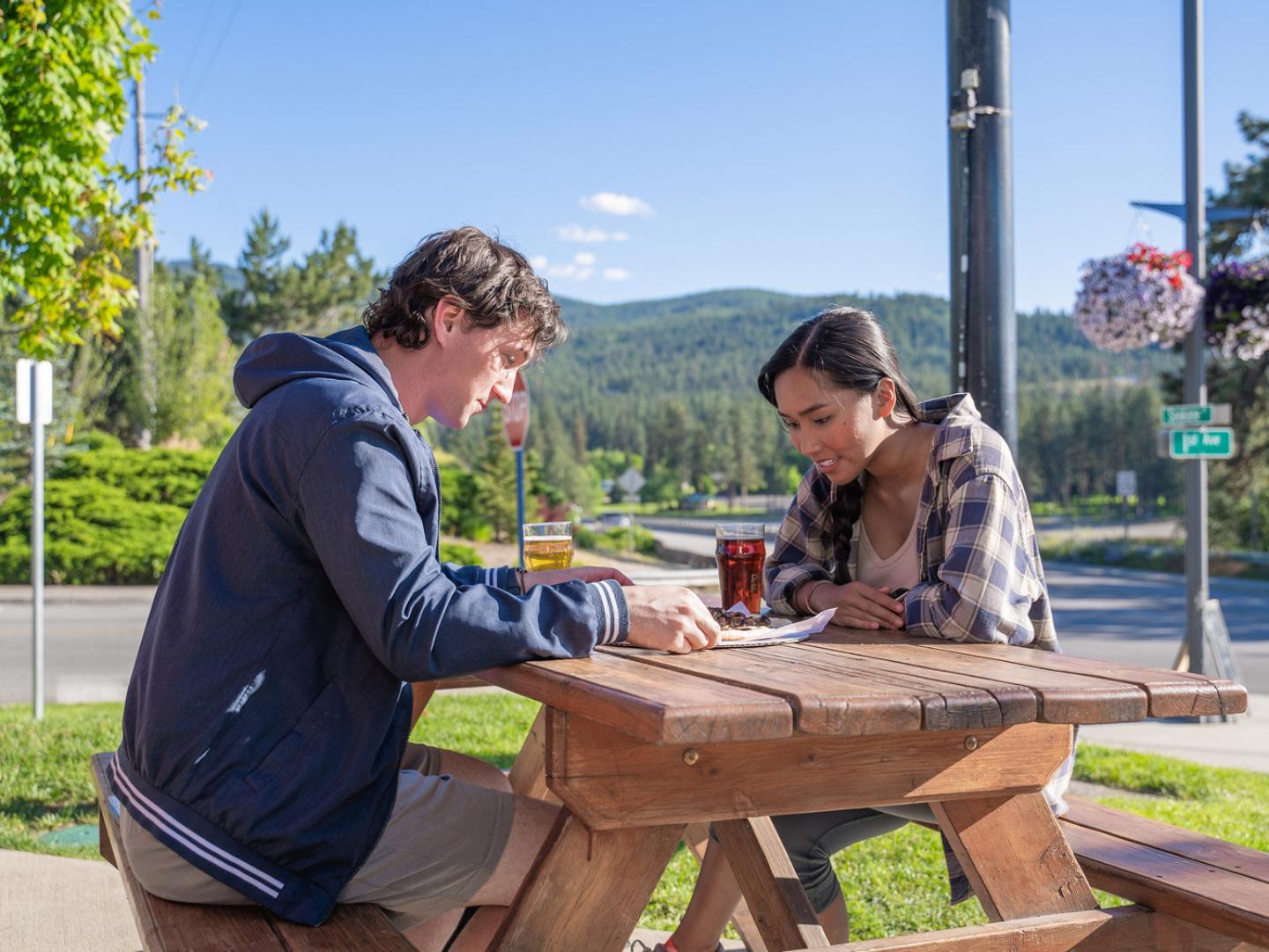 在爱达荷州波斯特佛斯 Post Falls Brewing Company 啤酒厂体验户外啤酒畅饮