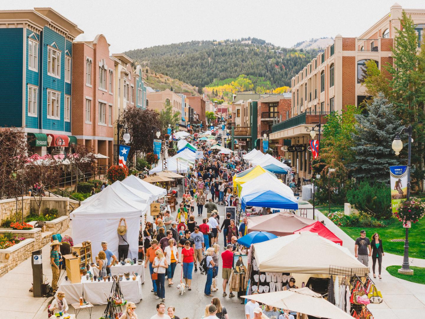 鸟瞰犹他州帕克城 Park Silly Sunday Market 市场