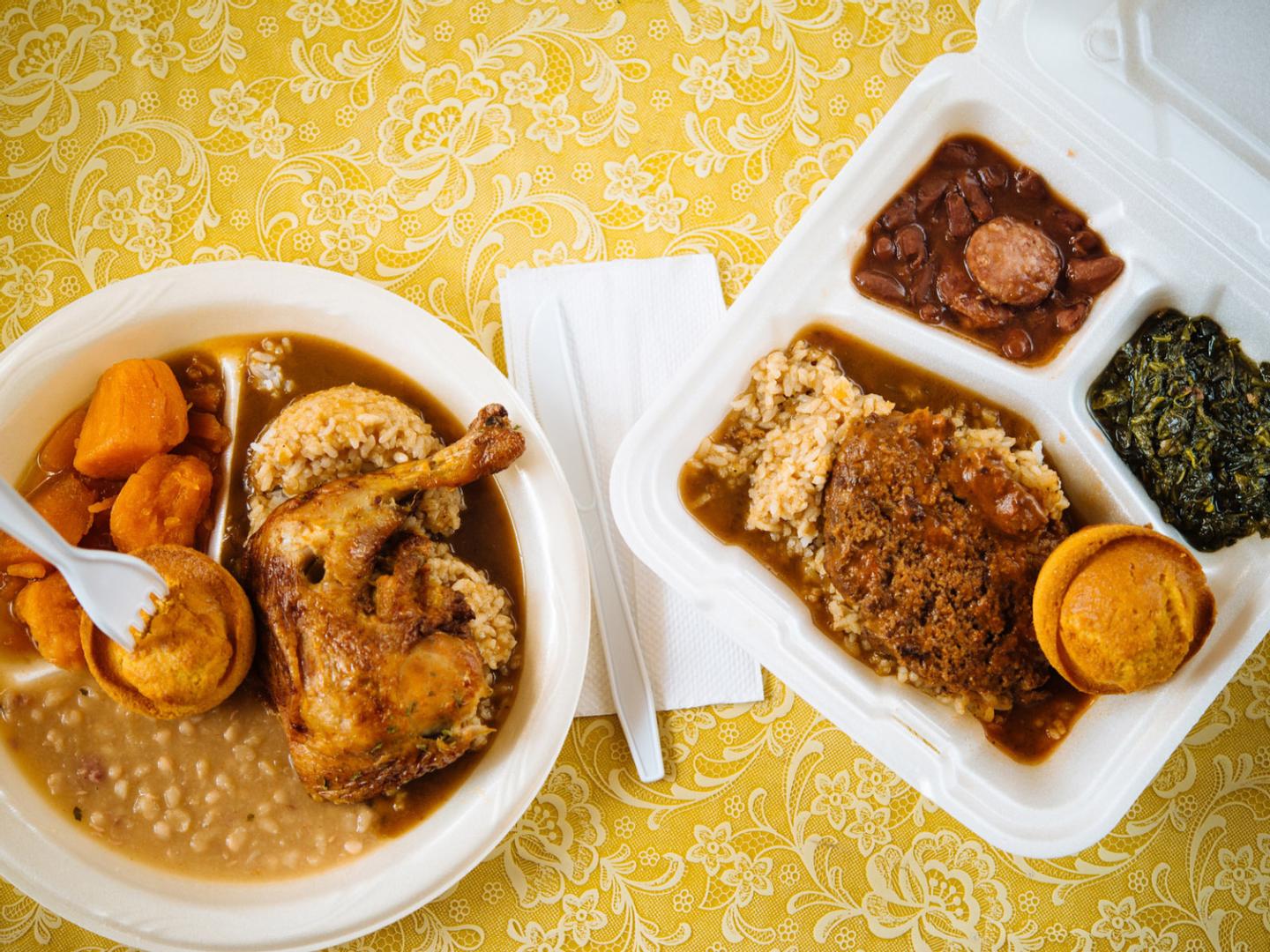 路易斯安那州拉斐特 Creole Lunch House 餐厅的两份拼盘午餐