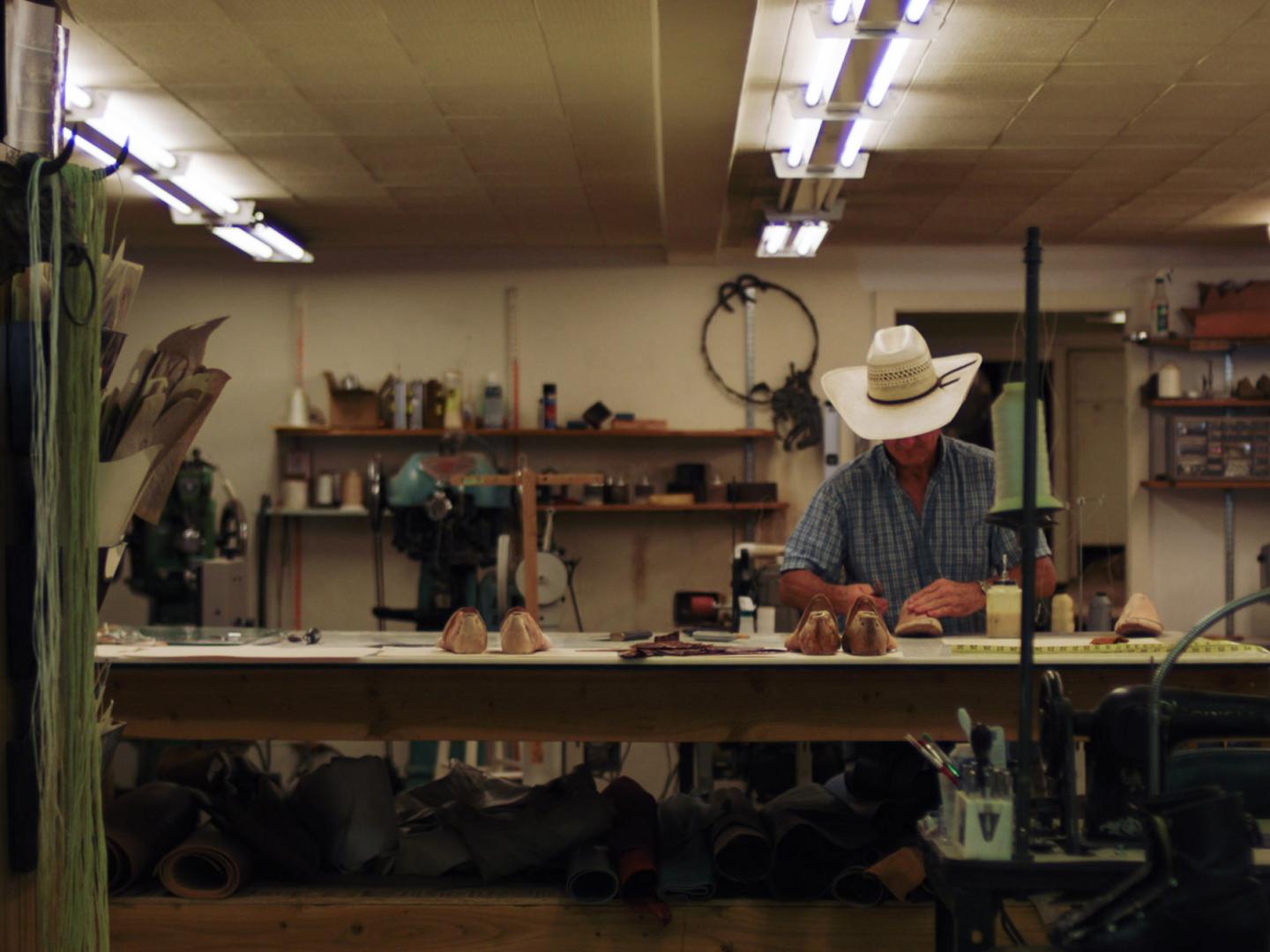 俄勒冈州彭德尔顿 Staplemans Boots & Leather 皮革厂的工匠正在工作