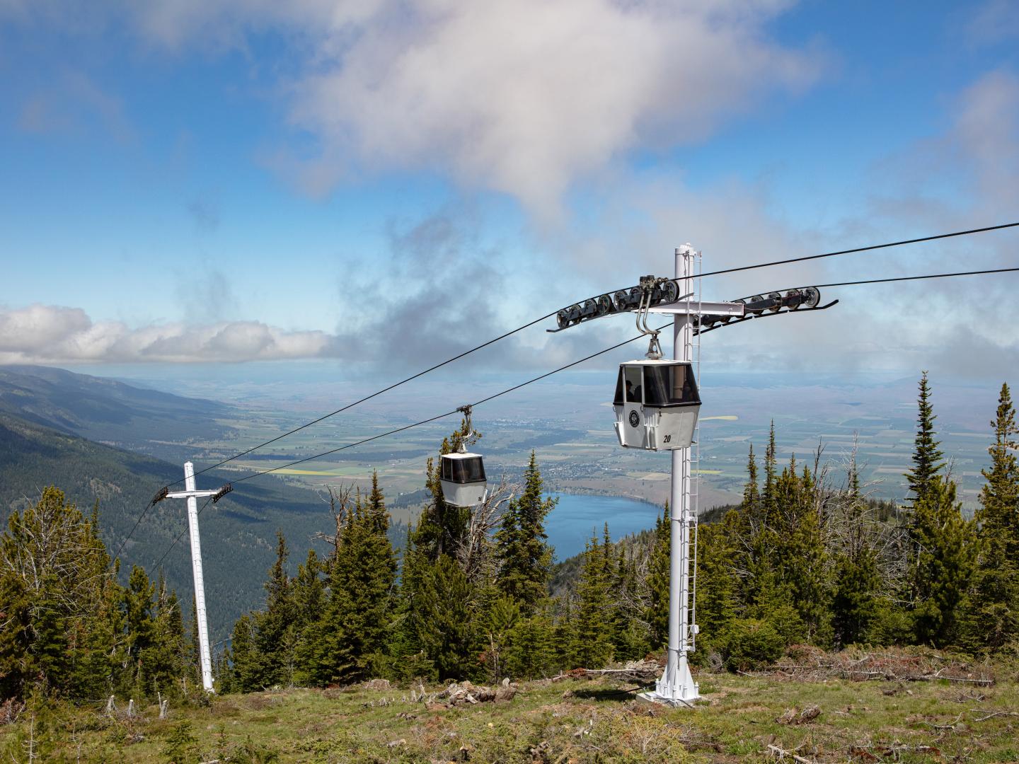在俄勒冈州约瑟夫乘坐瓦洛厄湖空中缆车一览旖旎全景