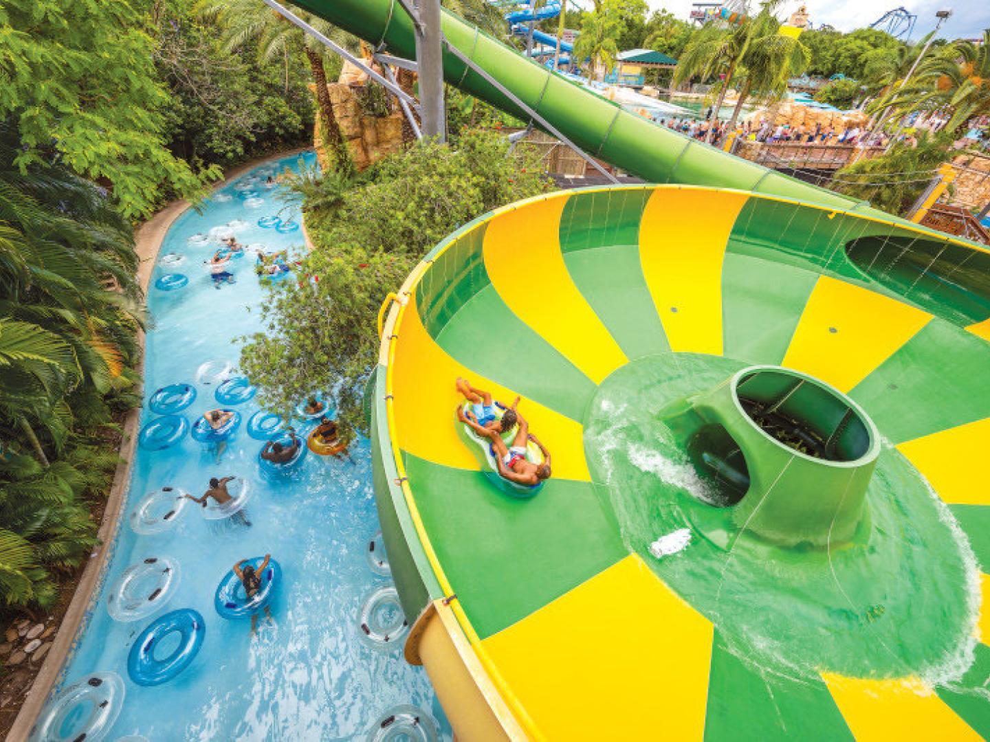 佛罗里达州海洋世界奥兰多水上乐园的 Tassie's Twisters 水上滑梯和漂流河 佛罗里达州海洋世界奥兰多水上乐园的 Tassie's Twisters 水上滑梯和漂流河