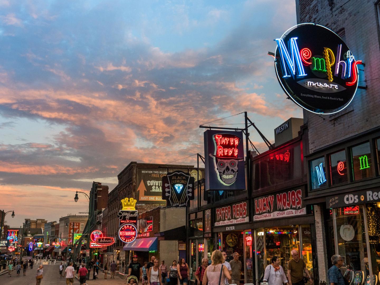 田纳西州孟菲斯的贝尔街上,流光溢彩的霓虹灯映衬着热闹非凡的酒吧和现场音乐场所 田纳西州孟菲斯的贝尔街上,流光溢彩的霓虹灯映衬着热闹非凡的酒吧和现场音乐场所