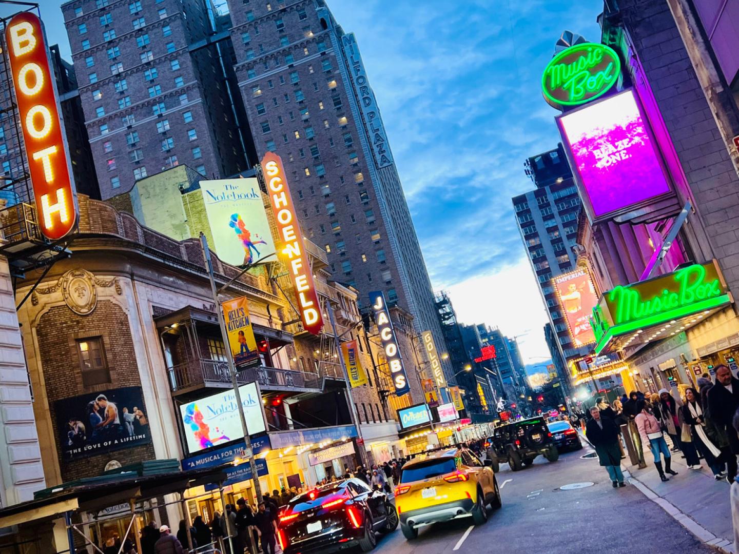 纽约州纽约市百老汇剧院区西 45 街沿街的霓虹灯 纽约州纽约市百老汇剧院区西 45 街沿街的霓虹灯