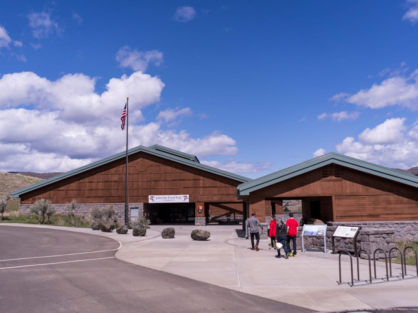 进入俄勒冈州约翰迪化石床国家纪念区 (John Day Fossil Beds National Monument) 的托马斯康登游客中心 