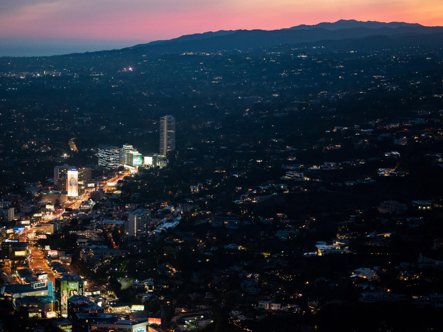加利福尼亚州洛杉矶的日暮时分,好莱坞山脉映衬着日落大道上的夕阳余晖 加利福尼亚州洛杉矶的日暮时分,好莱坞山脉映衬着日落大道上的夕阳余晖