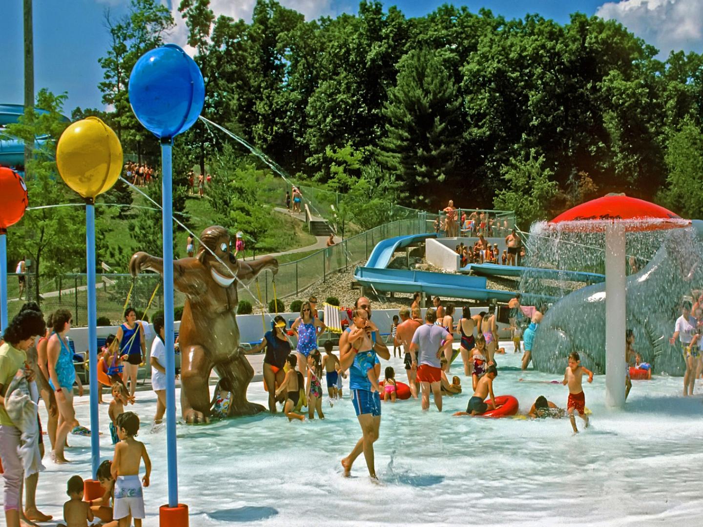 一家人在威斯康星州德尔斯的水上公园享受阳光明媚的一天 一家人在威斯康星州德尔斯的水上公园享受阳光明媚的一天