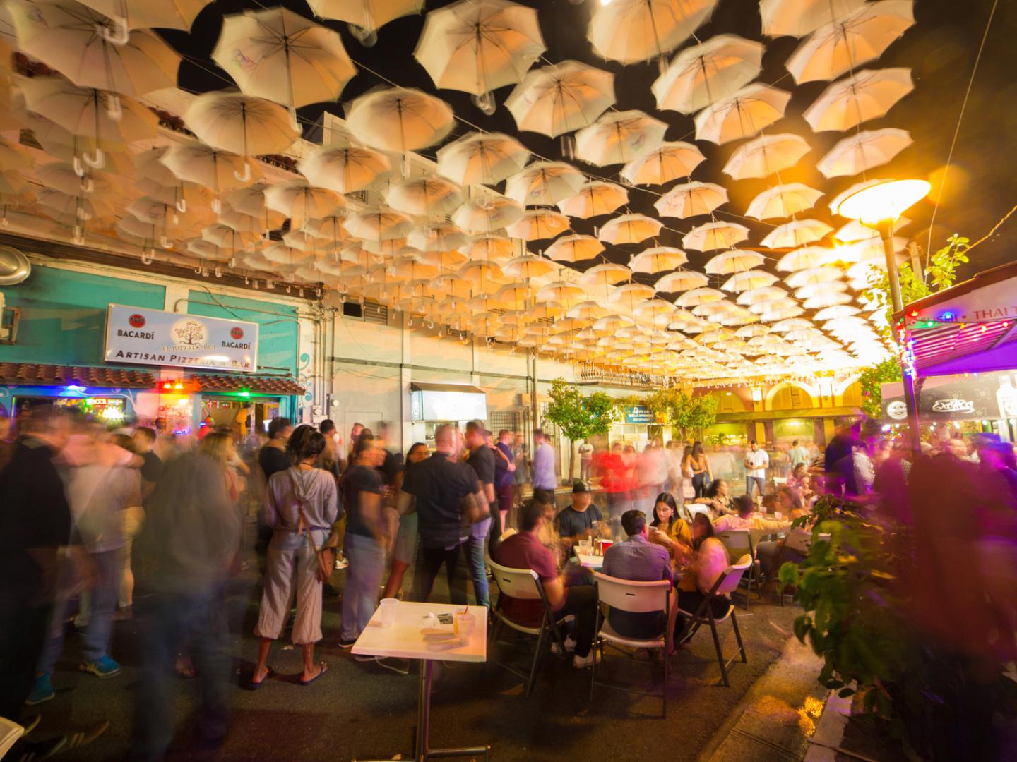 在波多黎各圣胡安,人们聚集到圣图尔斯的 La Placita 广场听现场音乐,跳舞,品味美食 在波多黎各圣胡安,人们聚集到圣图尔斯的 La Placita 广场听现场音乐,跳舞,品味美食