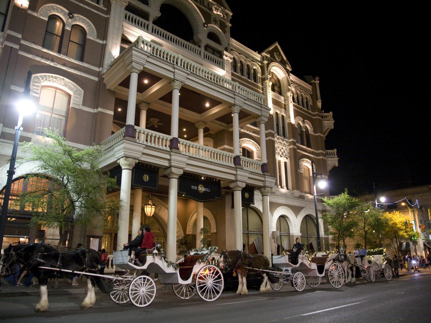 德克萨斯州奥斯汀第六街的马车 德克萨斯州奥斯汀第六街的马车