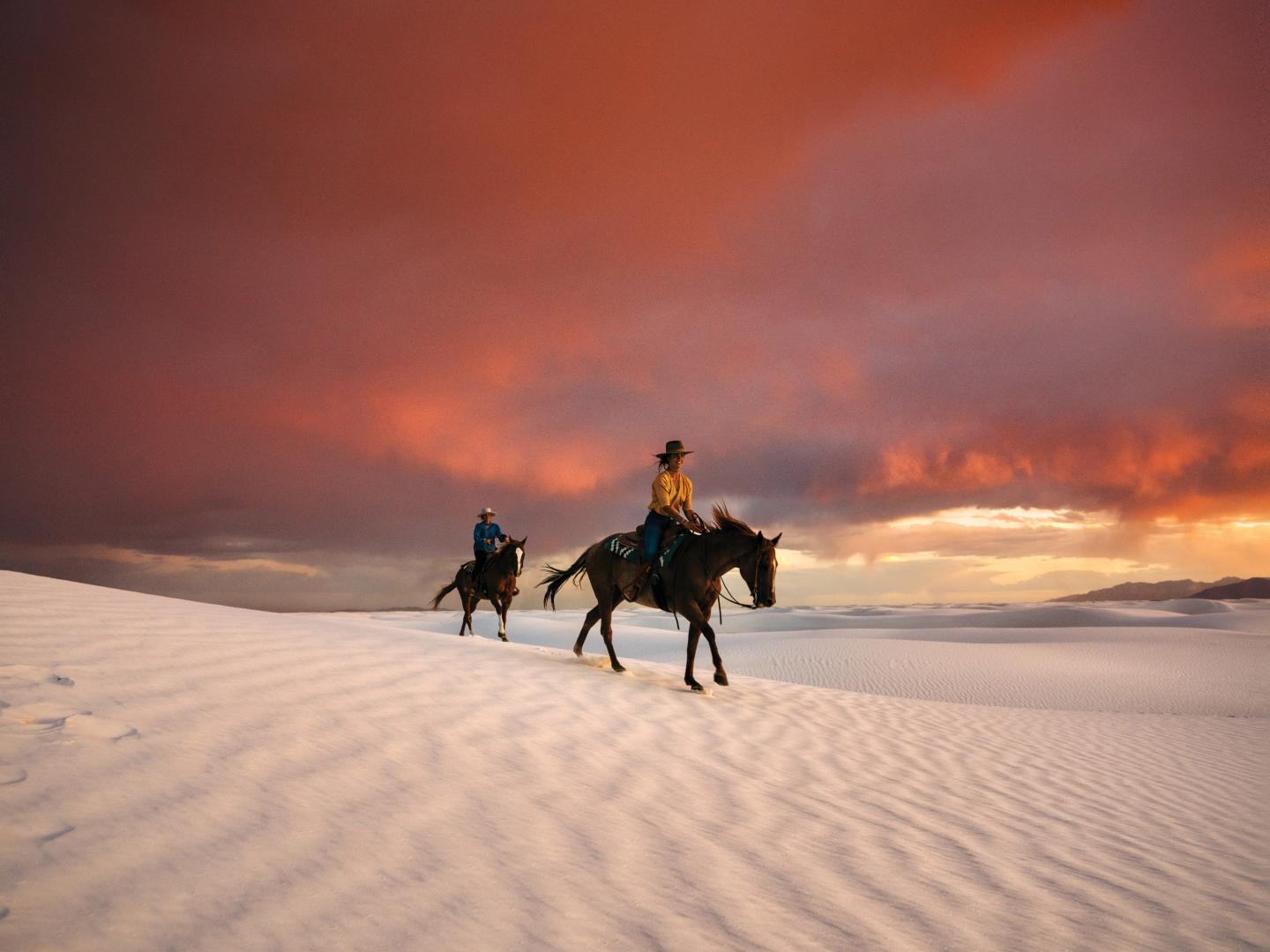 在新墨西哥州阿拉莫戈多附近的白沙国家公园骑马