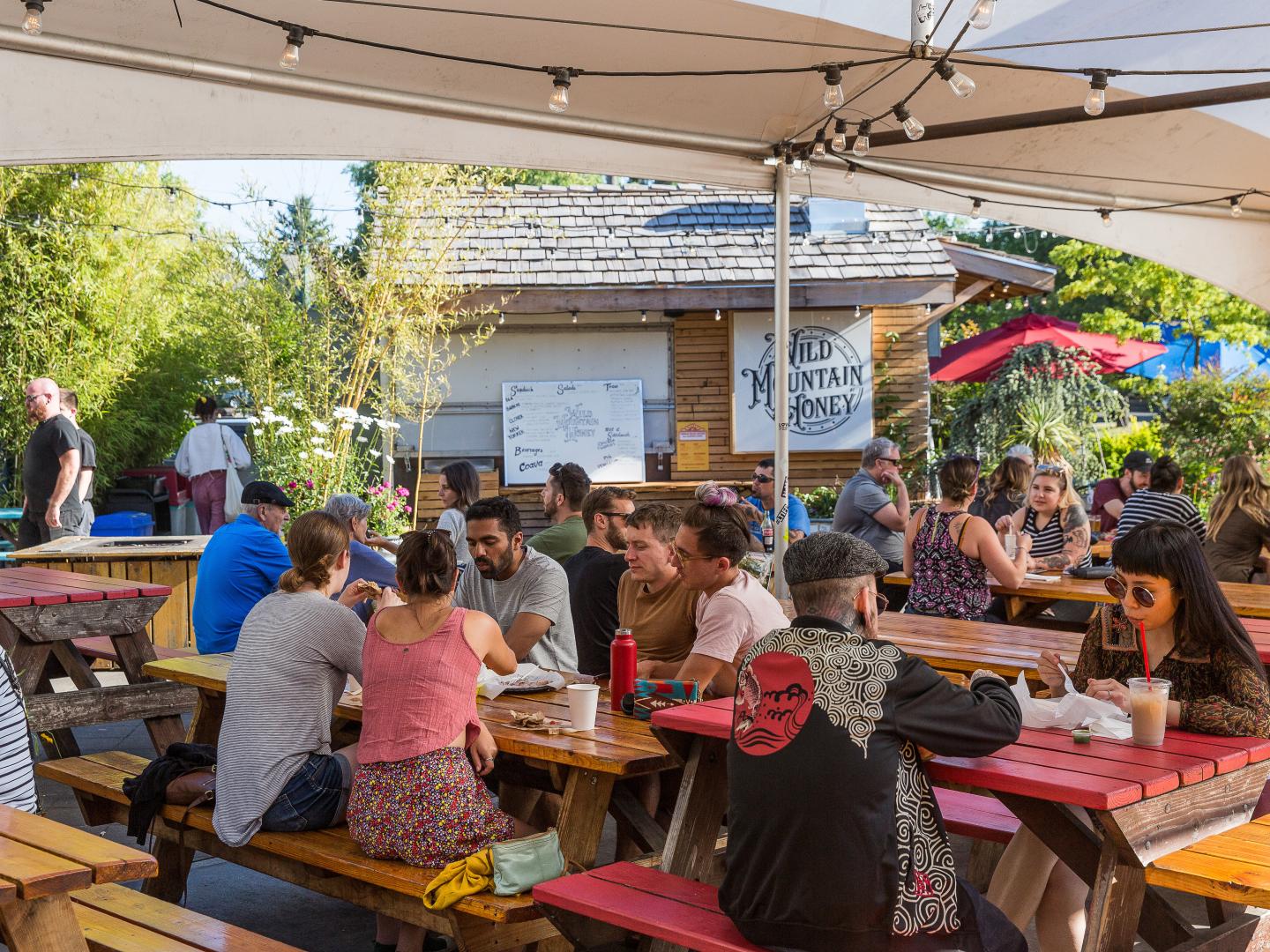 俄勒冈州波特兰 Cartopia 餐车美食广场的露天座位