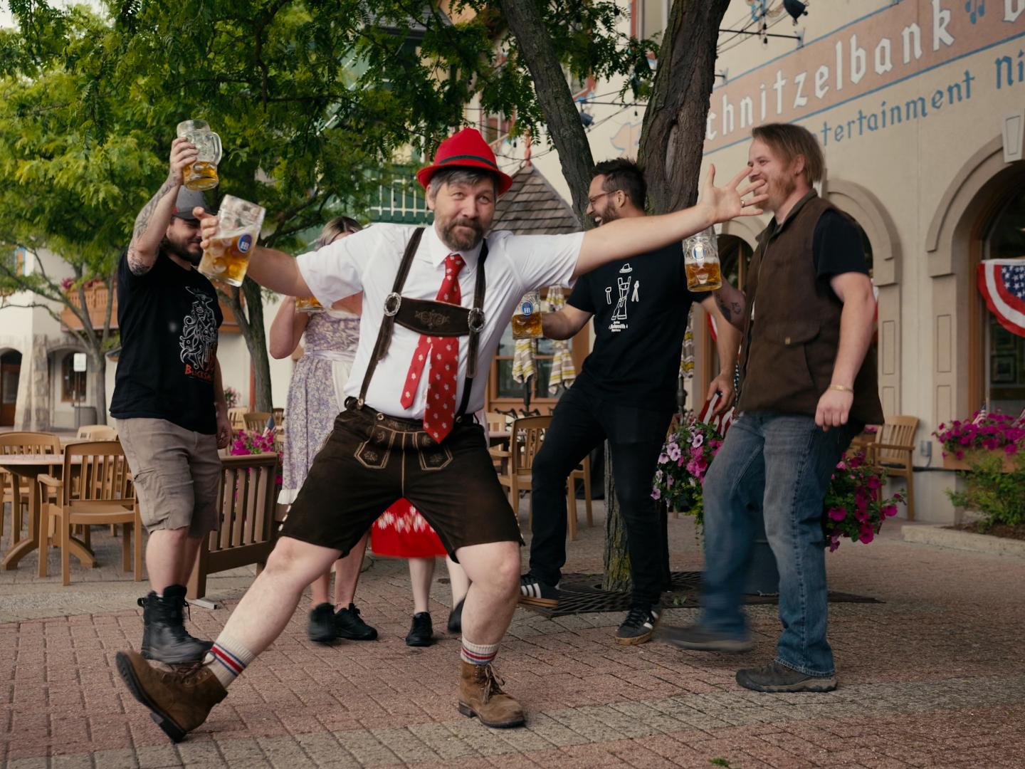 Dylan Thuras 与《小城大事》节目组人员在密西根州弗兰肯莫斯品尝本地啤酒，体验节庆活动