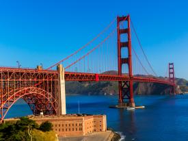 从加利福尼亚州旧金山普西迪基地眺望金门大桥