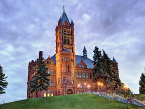 完工于 1889 年,罗马复兴风格的克劳斯纪念学院楼 完工于 1889 年,罗马复兴风格的克劳斯纪念学院楼