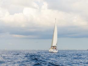 一月某个多云的日子里，夏洛特港中的帆船
