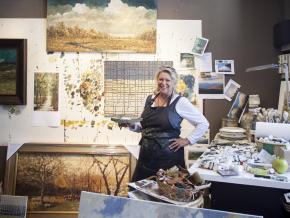 北卡罗来纳州阿什维尔，艺术家正在工作室进行创作