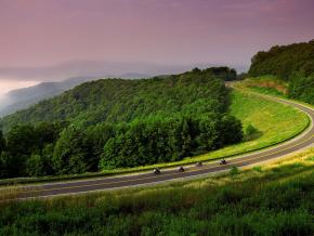 骑行穿过西弗吉尼亚州的旖旎群山