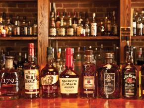 酒吧中的名牌波本威士忌