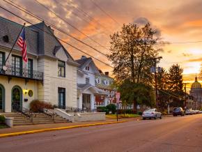 通往西弗吉尼亚州议会大厦的市中心街道 通往西弗吉尼亚州议会大厦的市中心街道