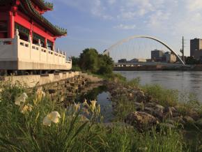 连接一座日本花园和这座城市的玻璃栈桥 连接一座日本花园和这座城市的玻璃栈桥