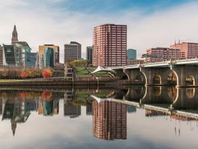 康涅狄格河沿岸的州府天际线景观