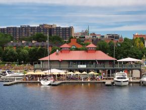 在市内滨水区用餐
