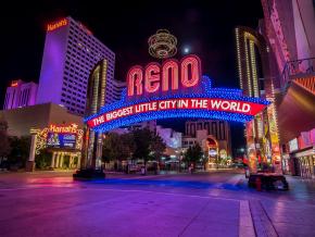 霓虹闪烁的里诺拱门横跨 Virginia Street 街,与闹市区交相辉映 霓虹闪烁的里诺拱门横跨 Virginia Street 街,与闹市区交相辉映