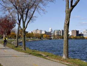 在公园里的湖滨道路上骑自行车 在公园里的湖滨道路上骑自行车