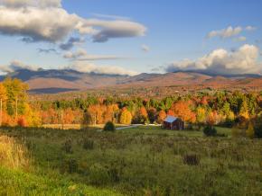 秋色环绕着曼斯菲尔德山附近的一座谷仓 秋色环绕着曼斯菲尔德山附近的一座谷仓