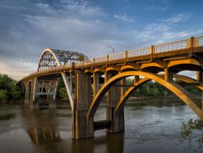 横跨阿拉巴马河的埃德蒙·佩特斯桥 横跨阿拉巴马河的埃德蒙·佩特斯桥