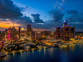 黄昏暮霭与底特律多彩夺目的天际线形成鲜明对比 黄昏暮霭与底特律多彩夺目的天际线形成鲜明对比