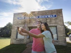 在阿拉巴马州马斯尔肖尔斯之声工作室外部自拍