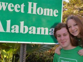 在公路之旅中,站在“阿拉巴马州欢迎您”标志旁拍照留念 在公路之旅中,站在“阿拉巴马州欢迎您”标志旁拍照留念