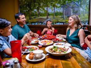 一家人共享路易斯安那州莱克查尔斯的本地鲜虾和小龙虾