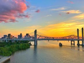 市区旁边俄亥俄河上的夕照美景 市区旁边俄亥俄河上的夕照美景