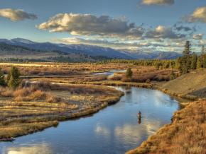 在麦迪逊河的南叉口一边体验飞蝇钓一边欣赏山景